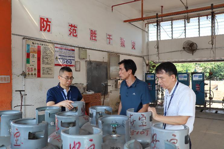 佛山市市场监督管理局到禅城区某液化石油气瓶充装站开展节前检查