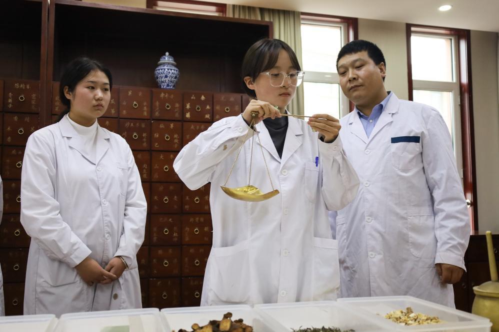 10月17日，在甘肃省兰州新区科教园区，甘肃省卫生职业学院中医药学院的学生在中药调剂实训室进行实训课程。新华社记者　马希平　摄