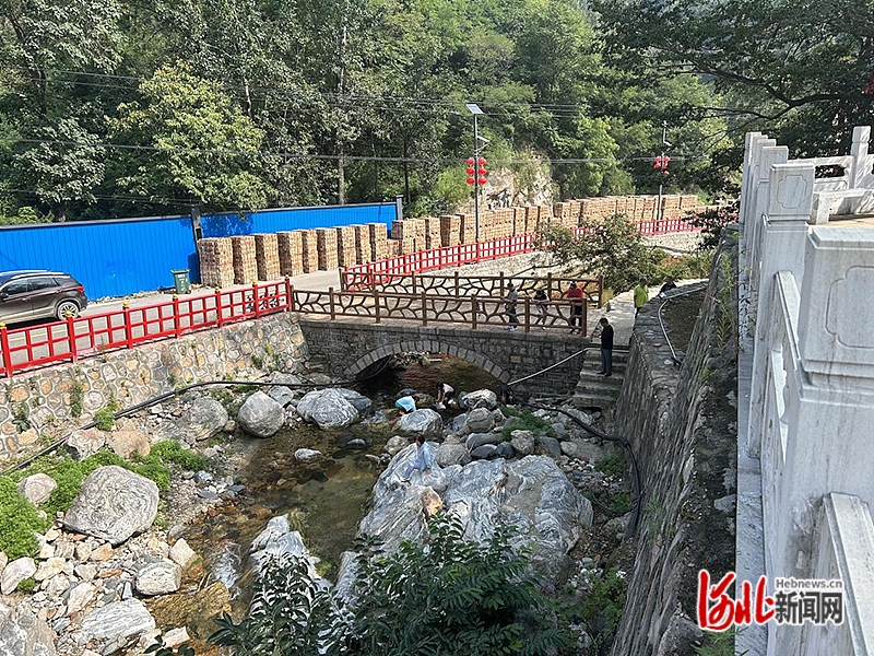图为来灵寿县车谷砣村游玩的游客。