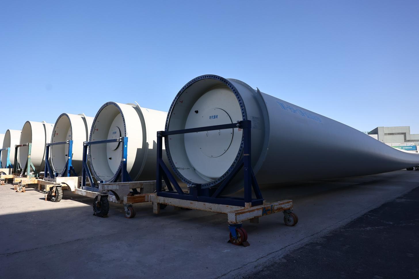 中车松原新能源装备产业基地现场摆放的风电机组叶片。凤凰网吉林 王振东/摄