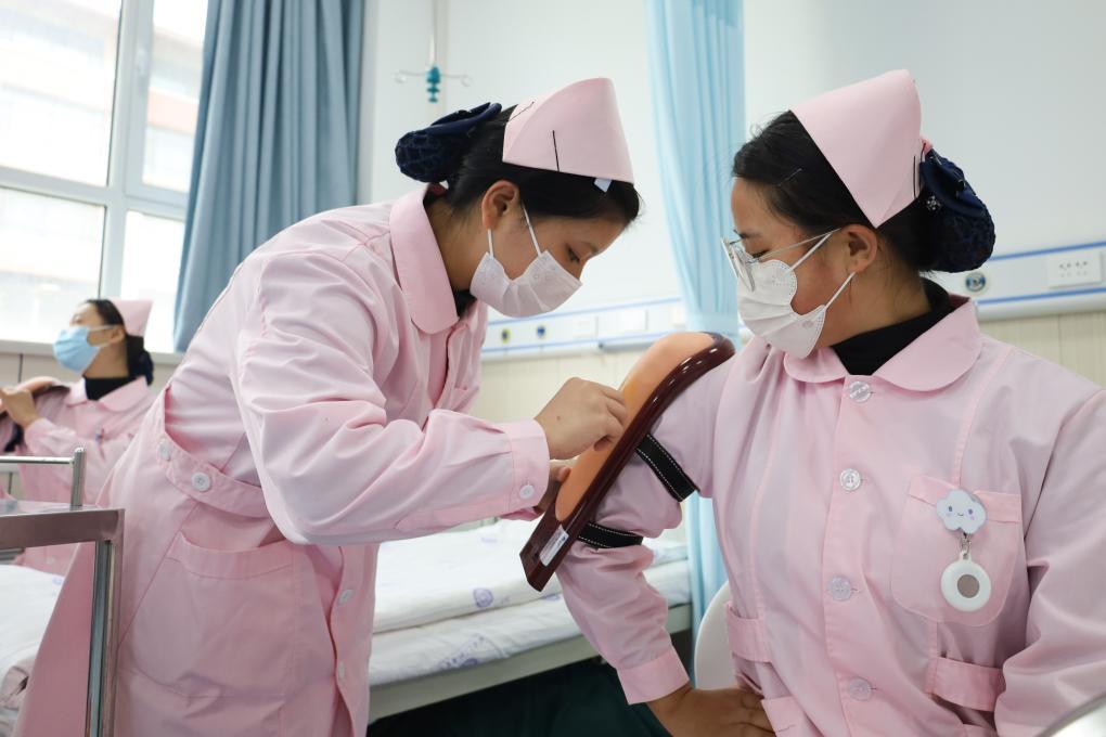 10月17日，在甘肃省兰州新区科教园区，甘肃省卫生职业学院的学生在基础护理实训室进行实训课程。新华社记者　马希平　摄