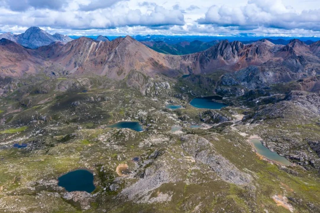 ▲围绕在格聂山的冰川湖泊