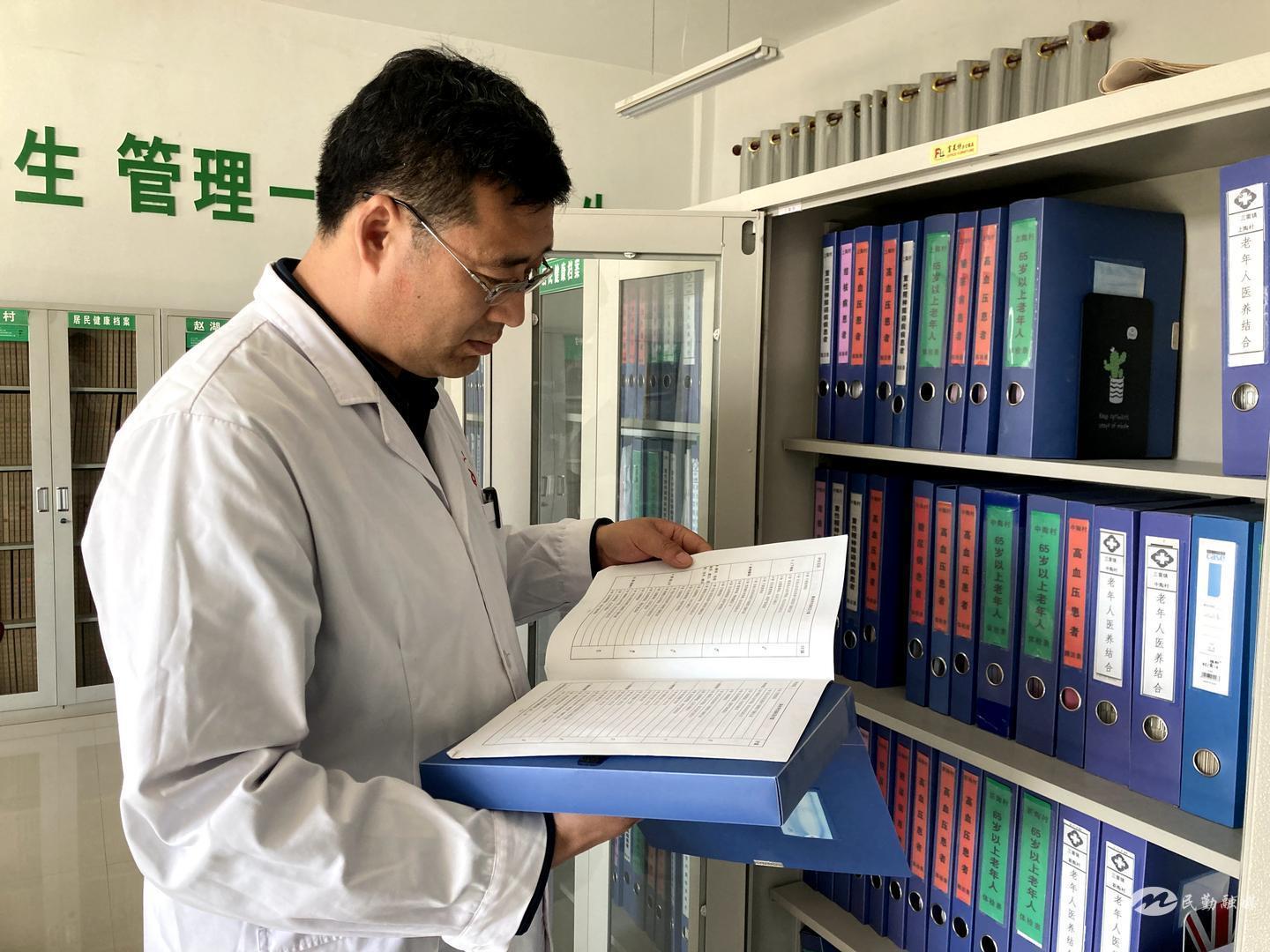 三雷镇卫生院医护人员查看居民健康档案　张小芳　摄
