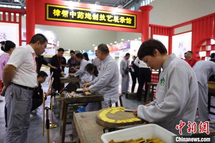 直击樟树“药交会”：樟帮中药炮制技艺展演引围观