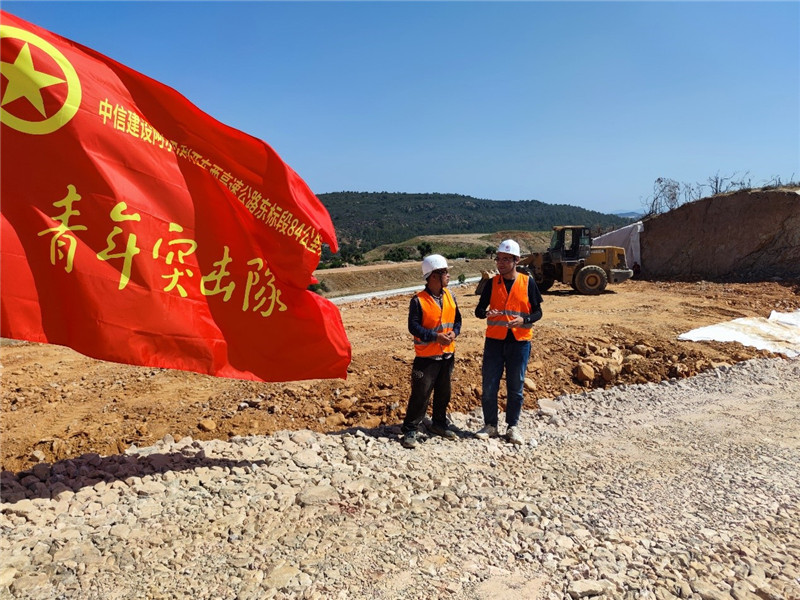 2023年8月，中信建设阿尔及利亚东西高速公路东标段84公里项目青年突击队成员们在现场讨论滑坡治理技术细节。中信建设供图