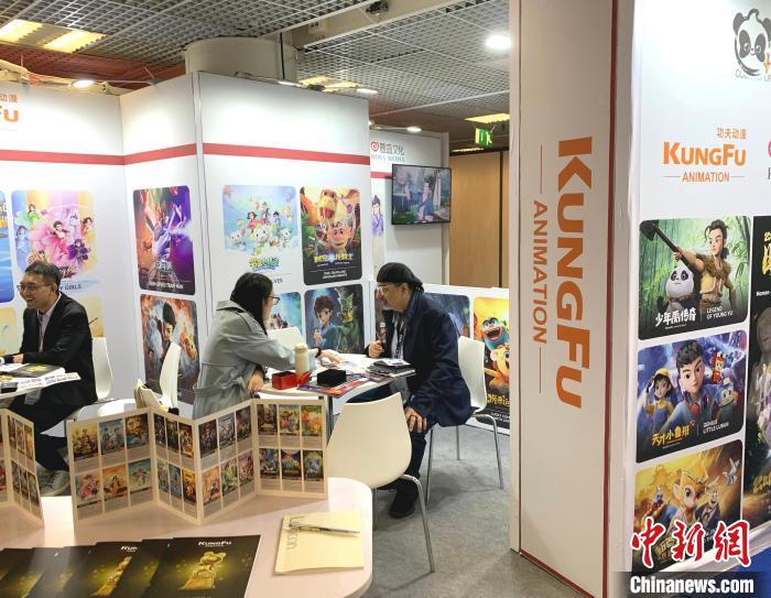 在法国戛纳电视节展区内，外国展商正在了解中华文化原创IP。功夫动漫供图