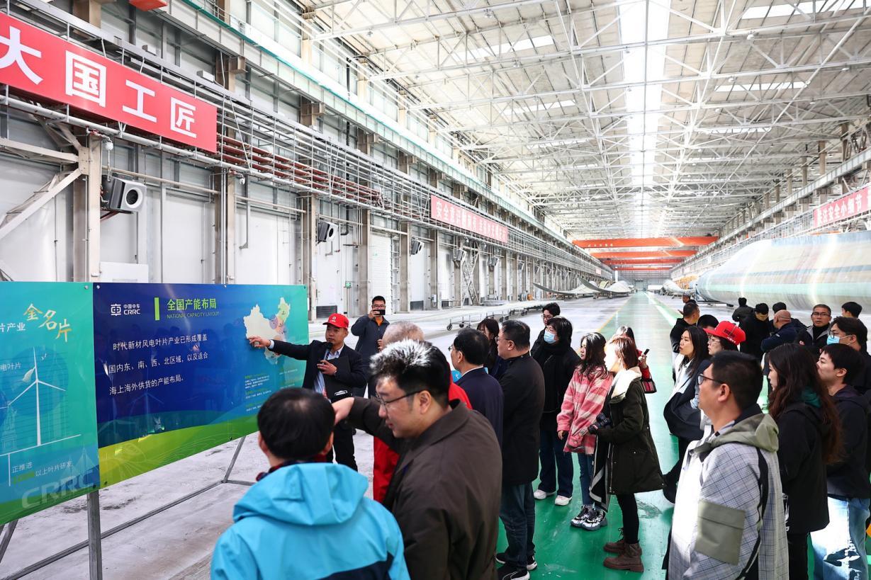 吉林中车风电叶片工程有限公司总经理刘慧介绍情况。凤凰网吉林 王振东/摄