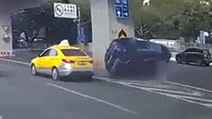 宝马与出租车相撞宝马司机身亡，警方：正调查是否开斗气车