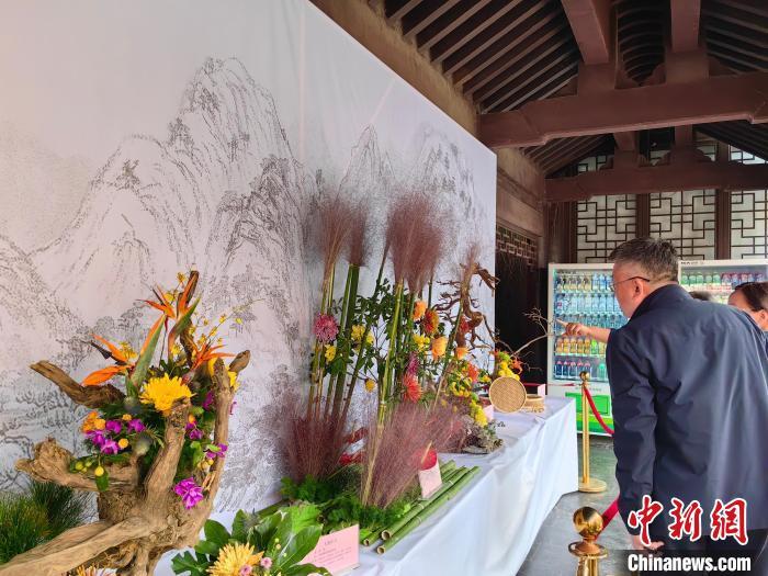 图为游客观赏插花作品。刘鹏 摄