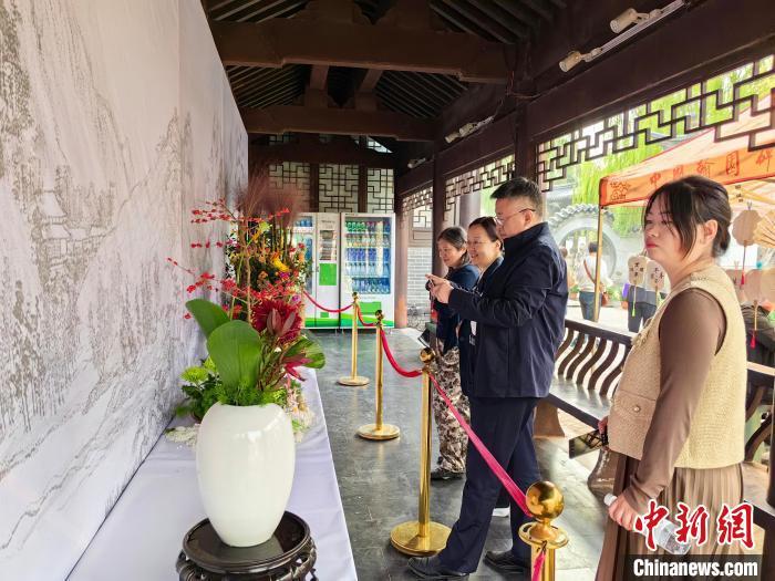 图为游客观赏插花作品。刘鹏 摄