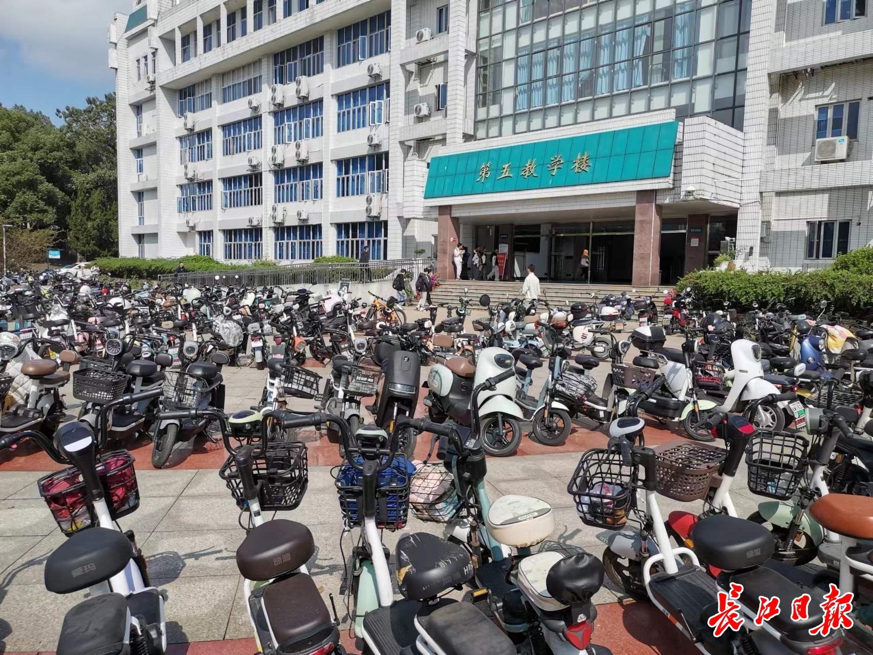 武汉大学第五教学楼前，停满了电动自行车。记者史强 摄
