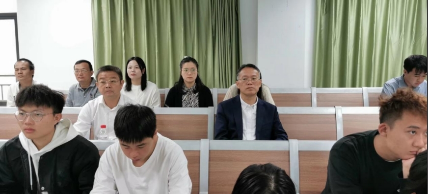 赣州职业技术学院院长吴跃文深入教学一线“推门听课”