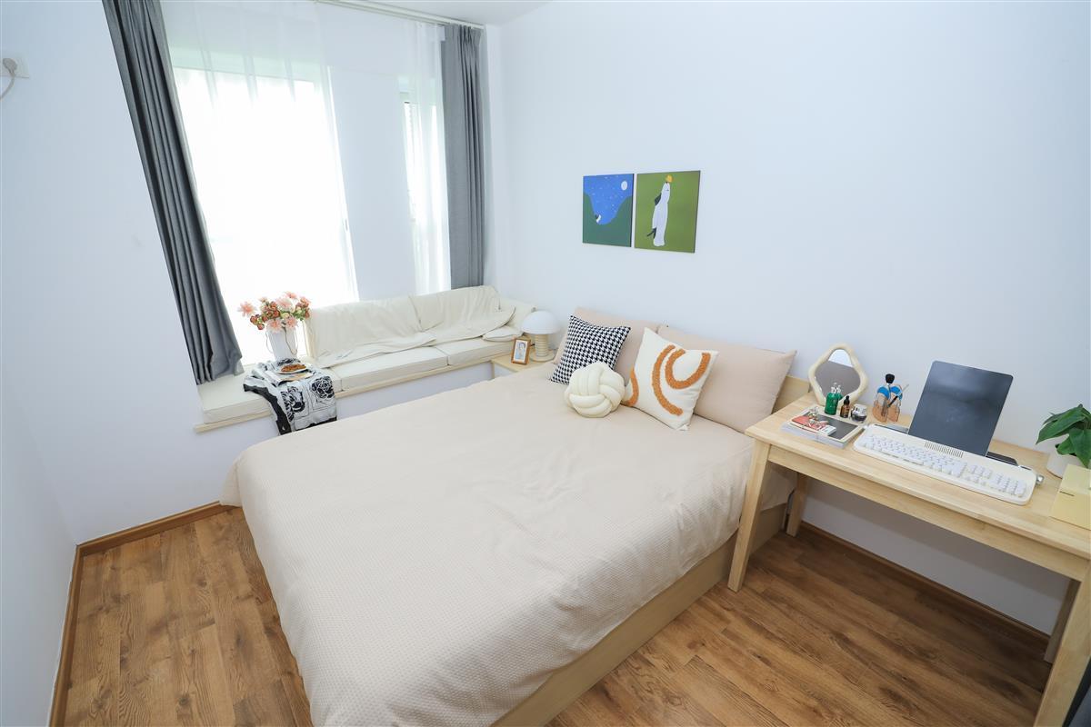 &nbsp; 公寓内部在园区内，可以看到环境处处整洁如新，绿树鲜花，环境优美。公寓还打造了社区食堂、便民公交、24h中百罗森便利店、顺丰驿站等生活配套，让司机能住得实惠、更住得舒心。