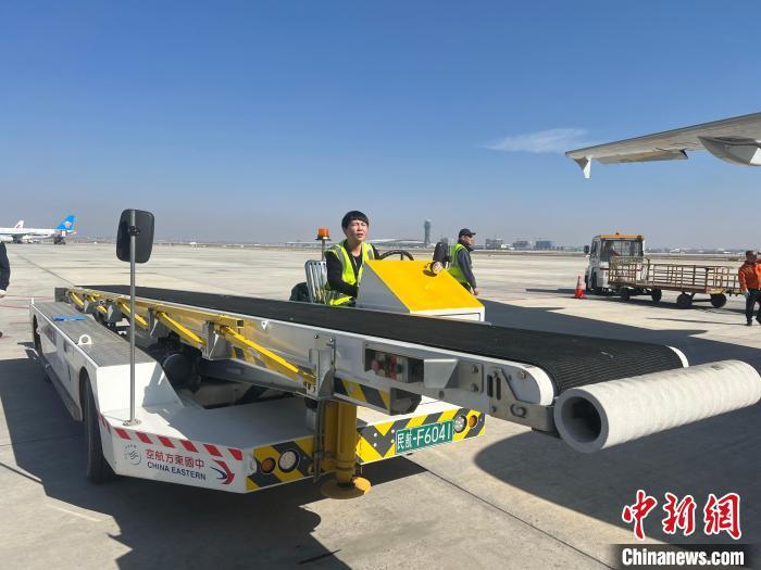 图为“特种车”司机杨梅正在驾驶行李传送车　姜静　摄