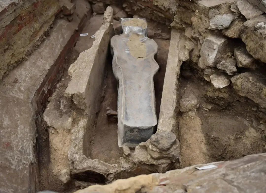 勘查巴黎圣母院的考古学家们兴奋地发现倒塌塔尖的正下方发现了一具完整的铅制棺材