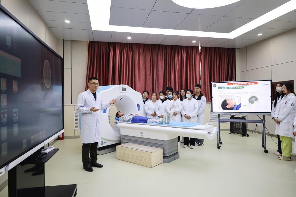 10月17日，在甘肃省兰州新区科教园区，甘肃省卫生职业学院的学生在医学影像实训中心进行情景模拟课程。新华社记者　马希平　摄