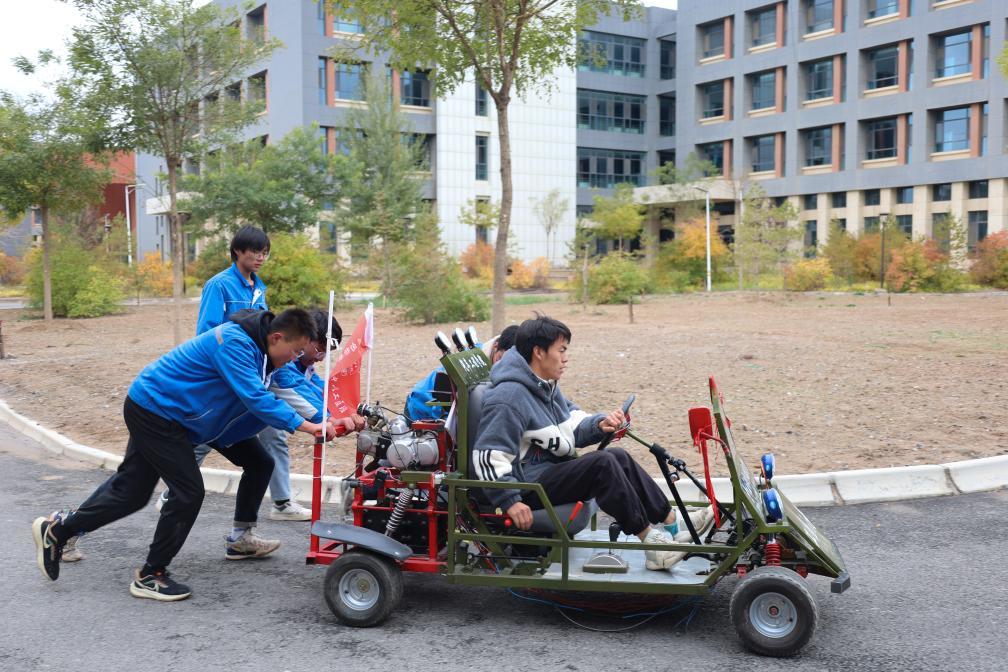 10月17日，在甘肃省兰州新区科教园区，兰州石化职业技术大学汽车工程学院的学生进行创新操作课程。新华社记者　马希平　摄