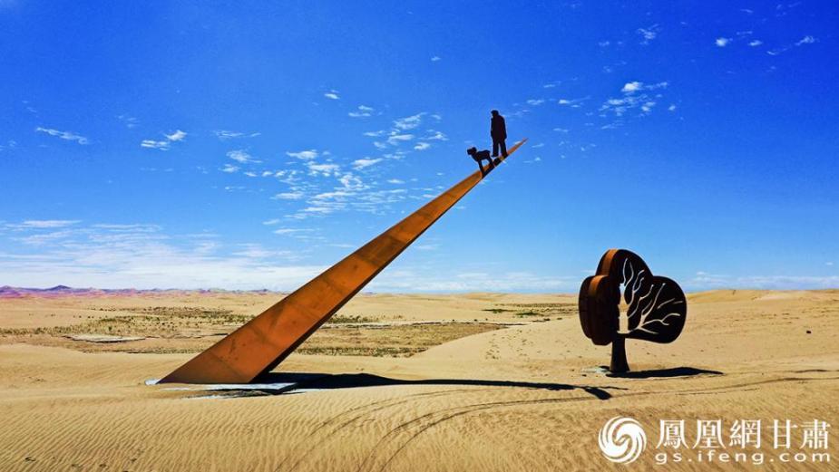 充满想象力的雕塑作品矗立于茫茫沙海之中