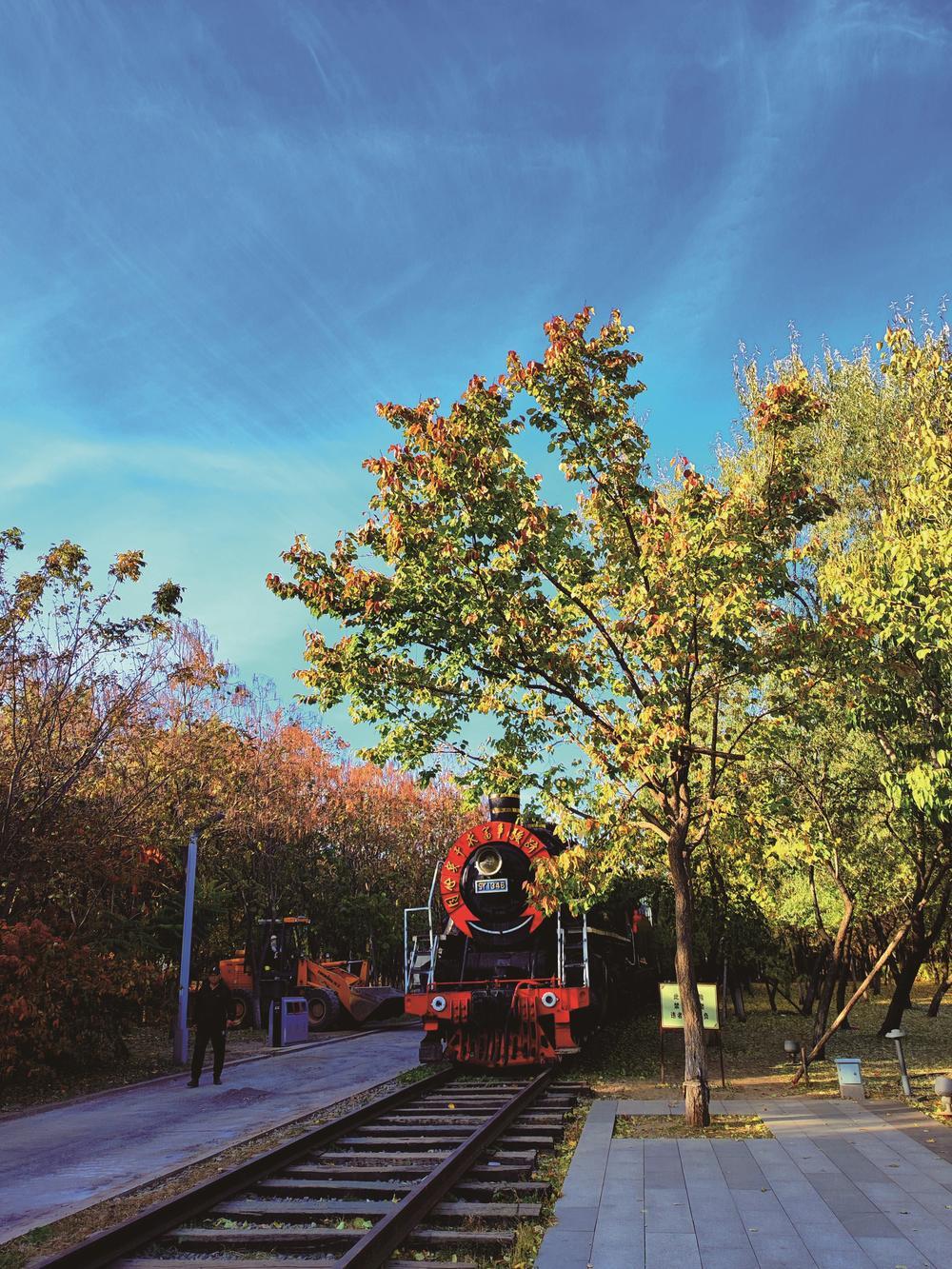 工业与铁路元素的景观小品在工业轨迹公园里随处可见。 吉林日报记者 马贺 摄