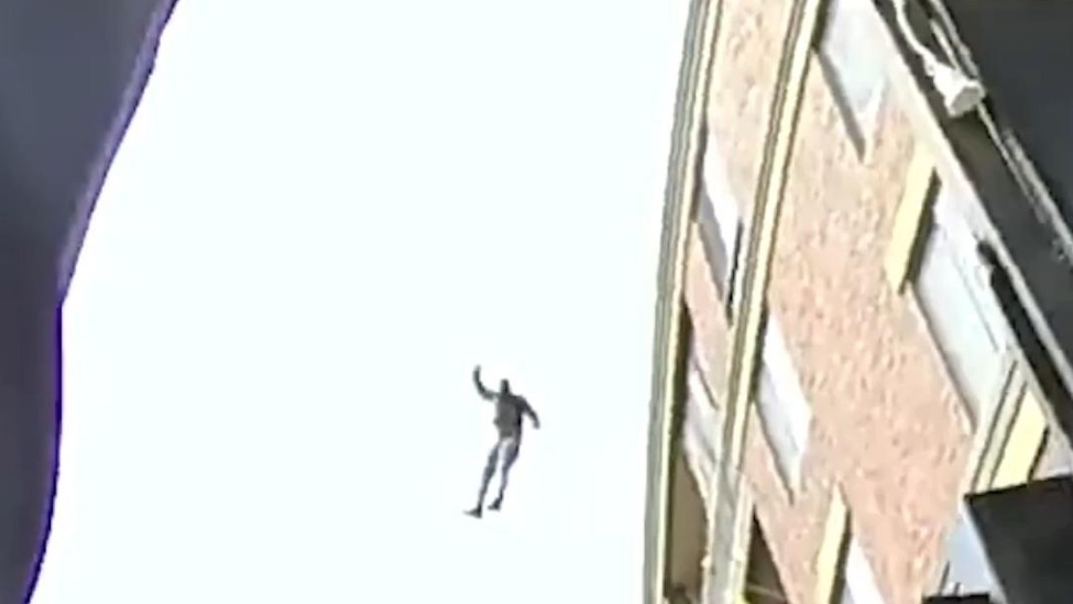 美国一男子为逃避追捕，从五楼一跃而下，撞向低层建筑后坠地被捕