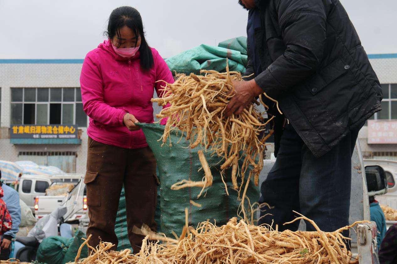 交易成功后药农在装车