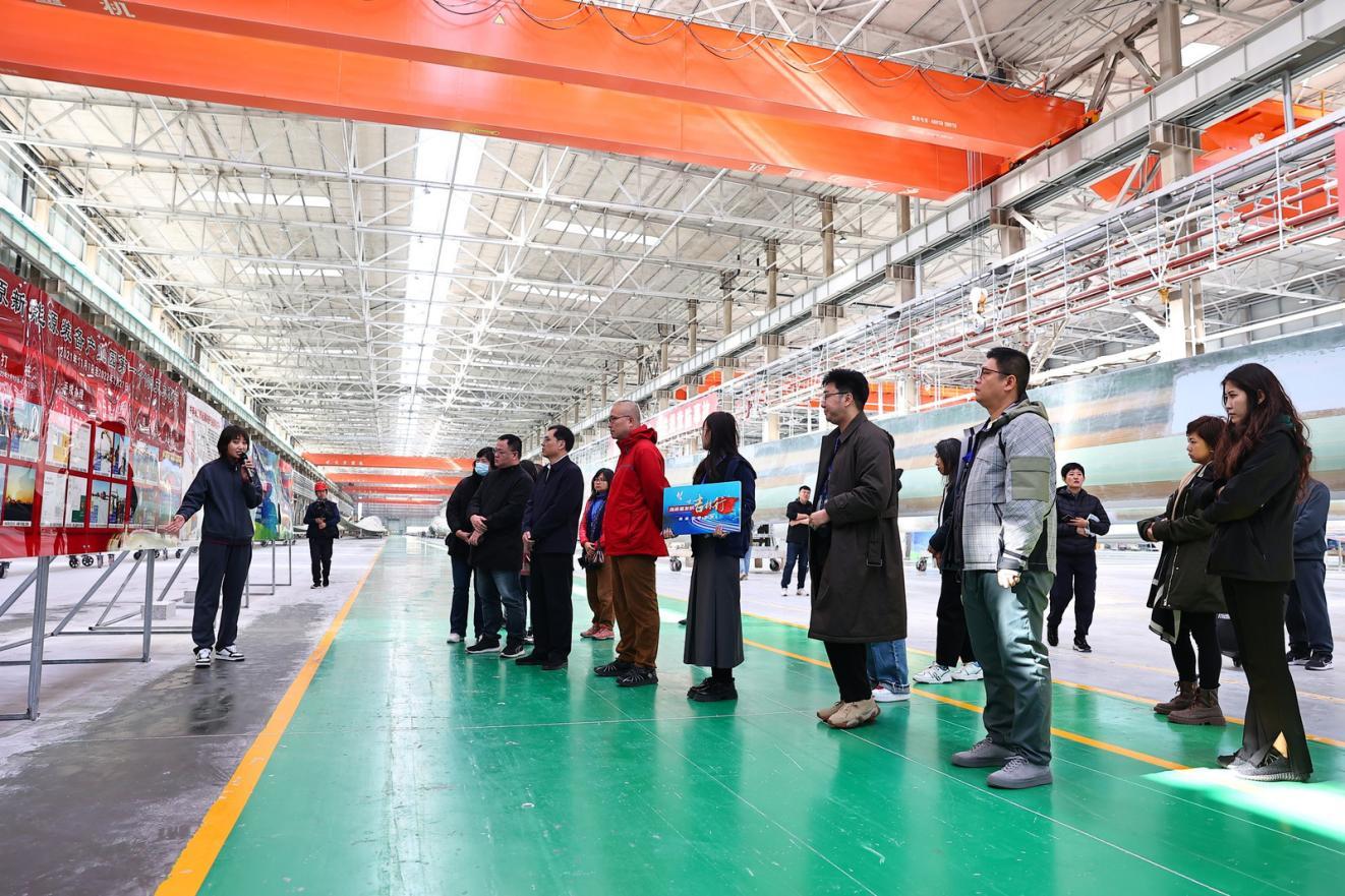 吉林宁江经济开发区工作人员介绍情况。凤凰网吉林 王振东/摄