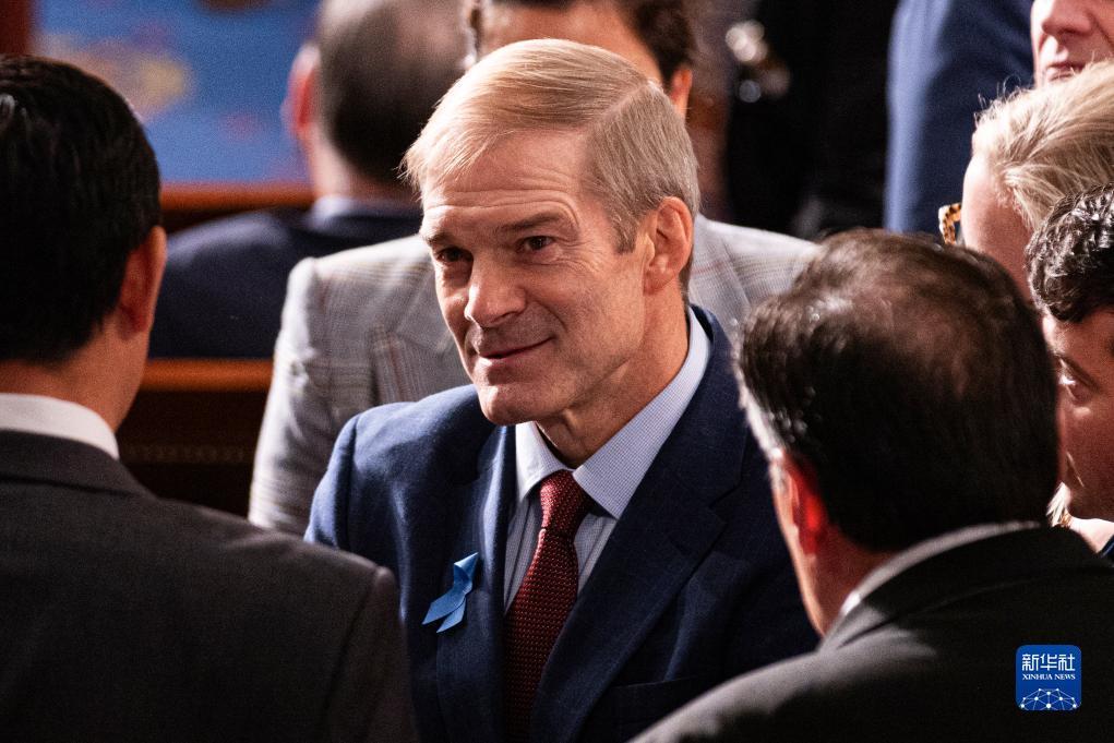 10月18日,在美国华盛顿国会,共和党议员乔丹(中)参加众议院议长选举.