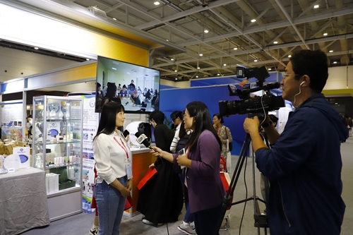 青岛职业技术学院教师接受青岛电视台采访