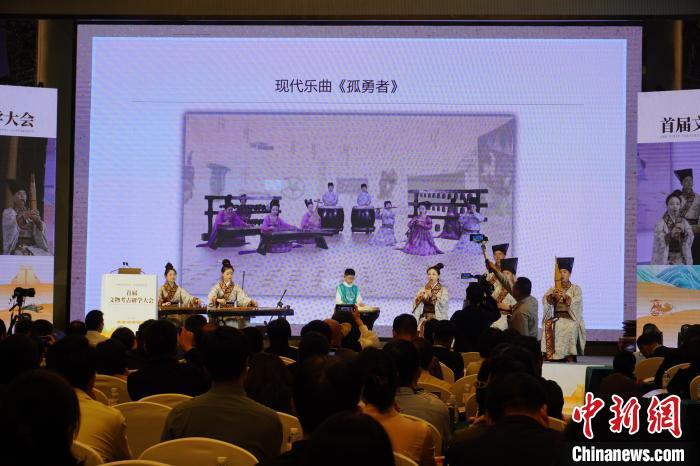 图为河南博物院华夏古乐团演奏现代乐曲《孤勇者》。韩章云摄