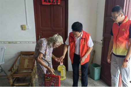 走访慰问村里孤寡老人