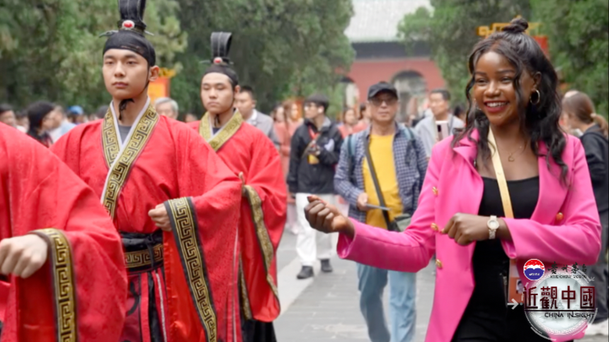 孔子诞辰之日，曲阜孔庙举办典礼，观察员观赏中国古代最高规格的祭祀舞蹈