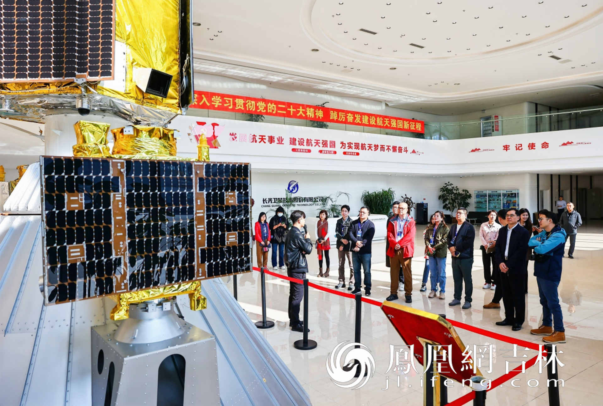 “高质量发展吉林行”采访团在长光卫星公司参观。凤凰网吉林 王振东/摄
