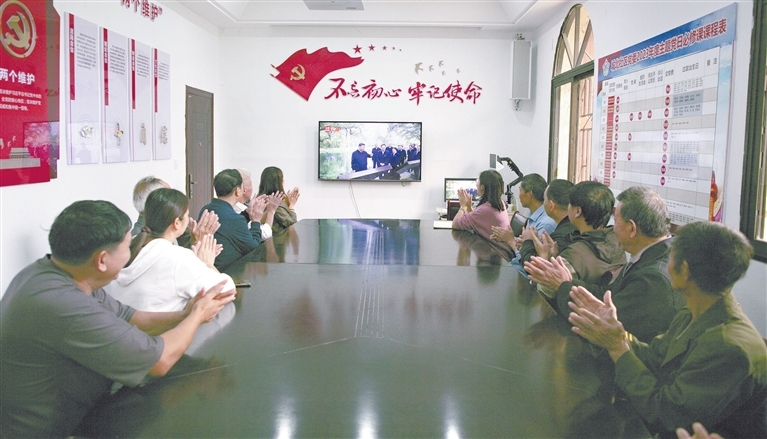 横峰县兴安街道城北社区居民集中收看习近平总书记在江西考察的新闻报道。 通讯员 薛 南摄