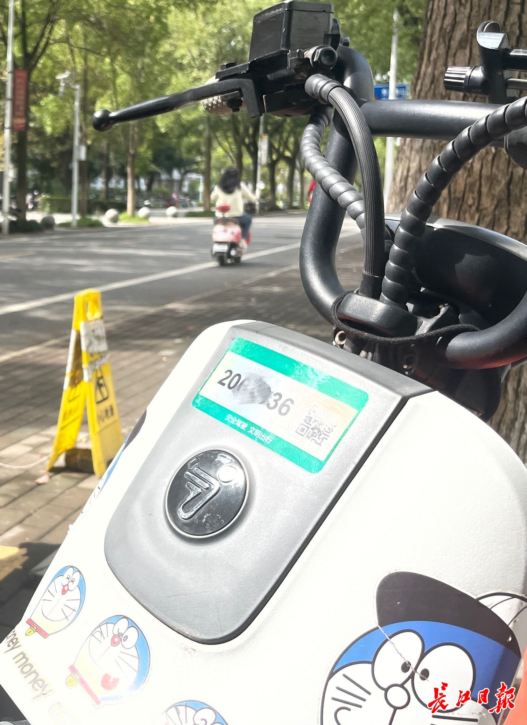 华中农业大学校内一辆上了校内牌的电动自行车。记者张维纳 摄