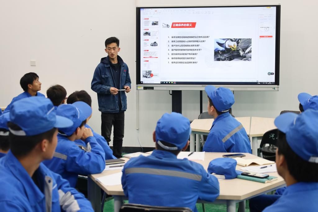 10月17日，在甘肃省兰州新区科教园区，兰州石化职业技术大学汽车工程学院的老师在给学生上课。新华社记者　马希平　摄