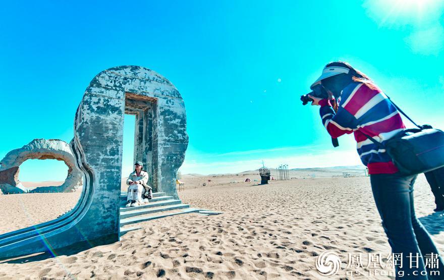 凰家体验官在沙漠雕塑公园拍照留念