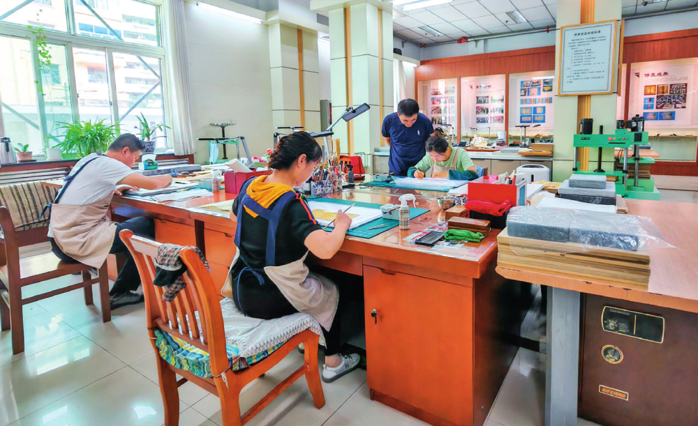 甘肃省古籍保护中心修复人员在工作室内开展古籍修复工作（2023年9月19日摄）　甘肃省图书馆供图