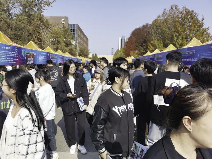 文化创意类毕业生在就业创业洽谈会上寻找心仪的岗位。 毕馨月 摄