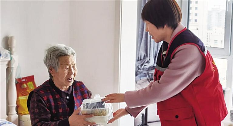 爱心午餐送上门 空巢老人足不出户享幸福“食”光_凤凰网