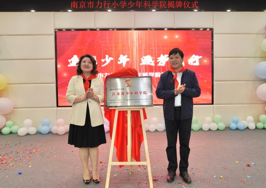 "看见成长 看见未来",直白地讲,就是努力办好一所承载美好记忆的学校