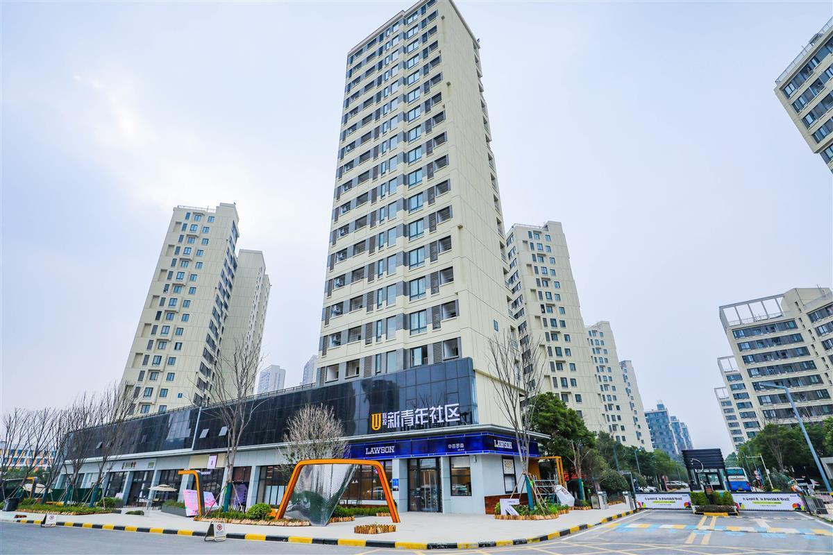 &nbsp; 新青年社区极目新闻记者跟随工作人员实地参观了联投新青年&middot;花山河社区。目前，社区给司机主要提供的是两室无厅产品，所有公寓均为独立阳台、独立卫浴，空调、冰箱、油烟机等家电一应俱全，最低仅需650元即可入住，放眼整个租房市场都具有性价比。