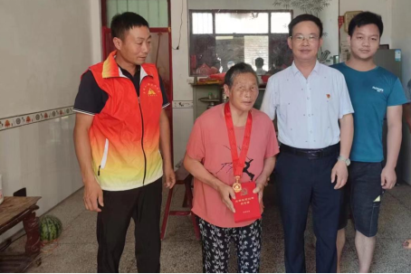 为老党员颁发“光荣在党50年纪念章”