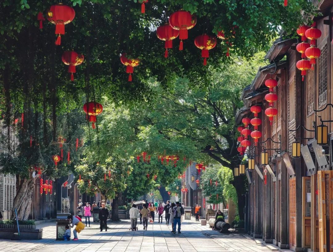 △Citywalk在今年的流行，与人们想要重新发现“附近”不无关系（图/图虫创意）