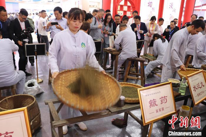 参加本次展演的药工共有12名，设置12种具有樟帮特色的炮制技艺项目。熊锦阳 摄