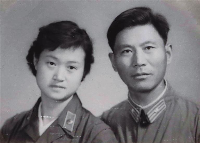 廖树言与丈夫王学敏（1981年去世）从朝鲜回国后的合影