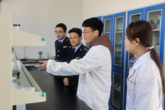 庆阳税务干部到宁县康盛源药业有限责任公司上门送政策