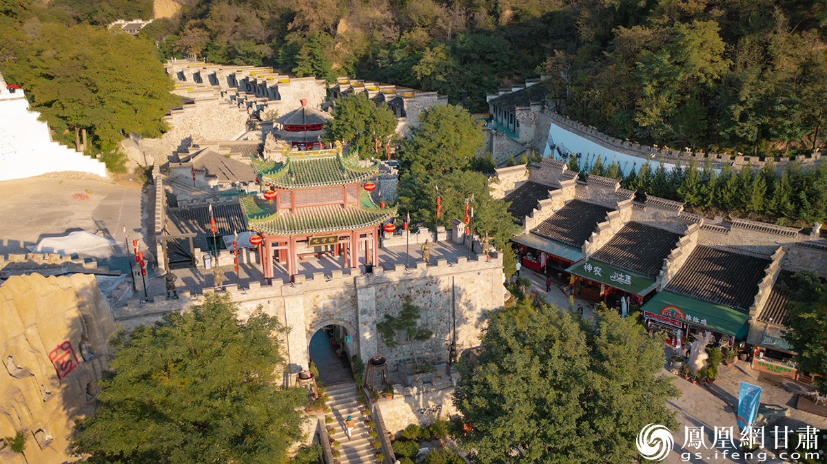 昔日城郊村惊艳变身网红景点,药王洞养生小镇主打古风体验游。