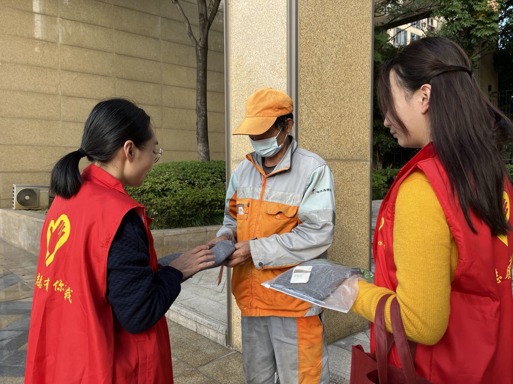 鄞州区首南街道日丽社区:温暖秋冬・致敬垃圾分类督导员