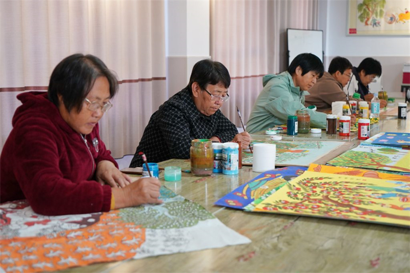 10月25日，辛集市王下村农民在赶制农民画产品订单。新华社记者 牟宇 摄