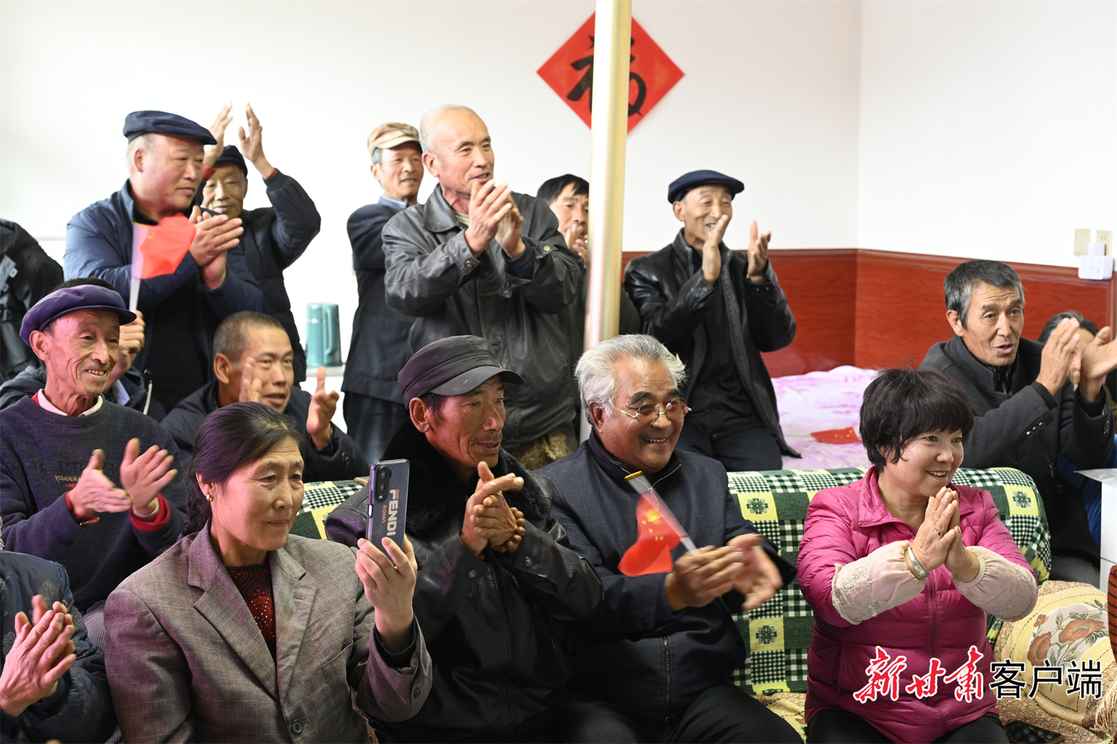 唐胜杰大伯和村民在西巩驿镇小溪村庄科湾社收看直播　新甘肃&middot;甘肃日报记者　 吕亚龙　摄